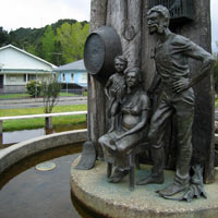 Statue of early pioneer family in Queenstown 