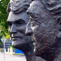 head statues