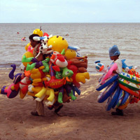 Balloon sellers on the beach